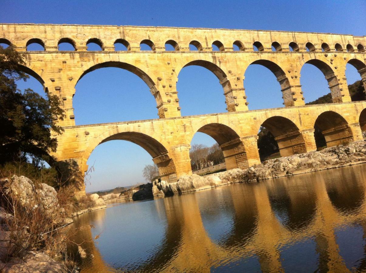 A Gauche Du Pont Hotel Vers Pont du Gard Exterior foto