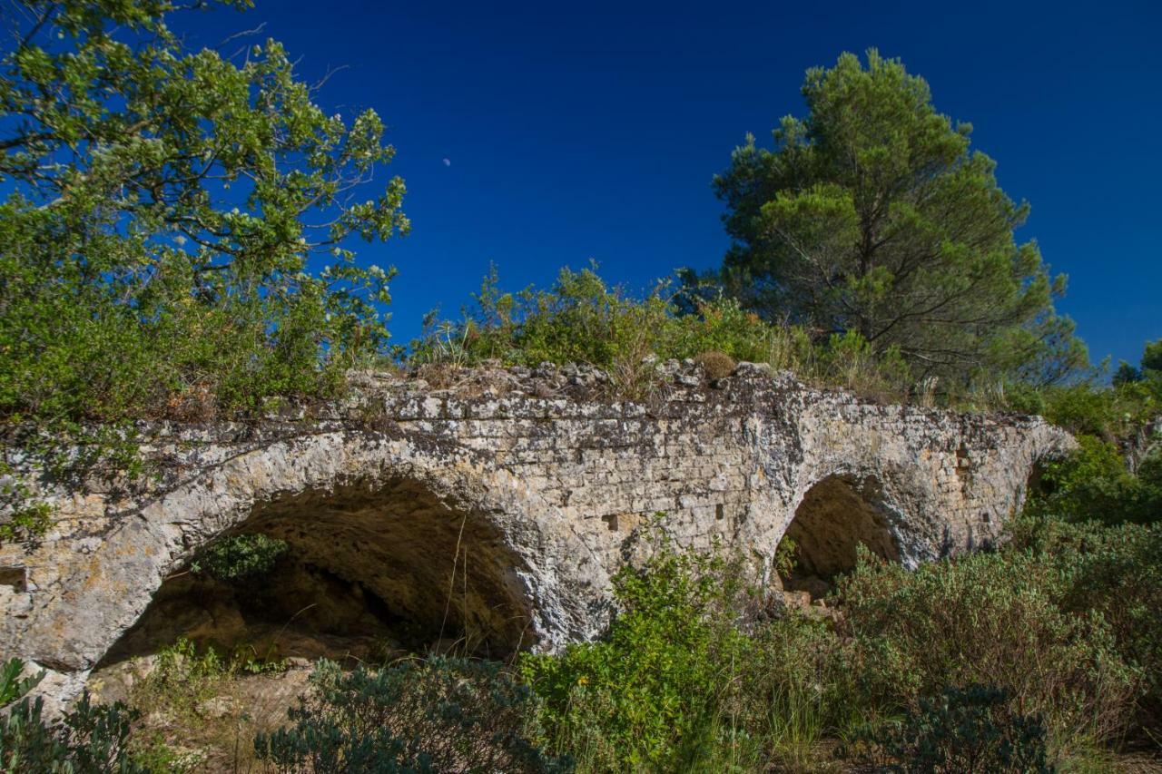 A Gauche Du Pont Hotel Vers Pont du Gard Exterior foto